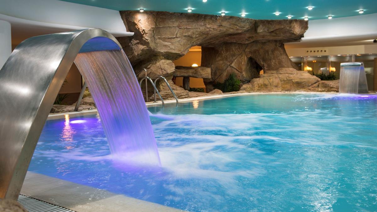 Piscina climatizada equipada con jacuzzi, cascadas y cuellos de cisne en el Oliva Nova Wellnes Spa