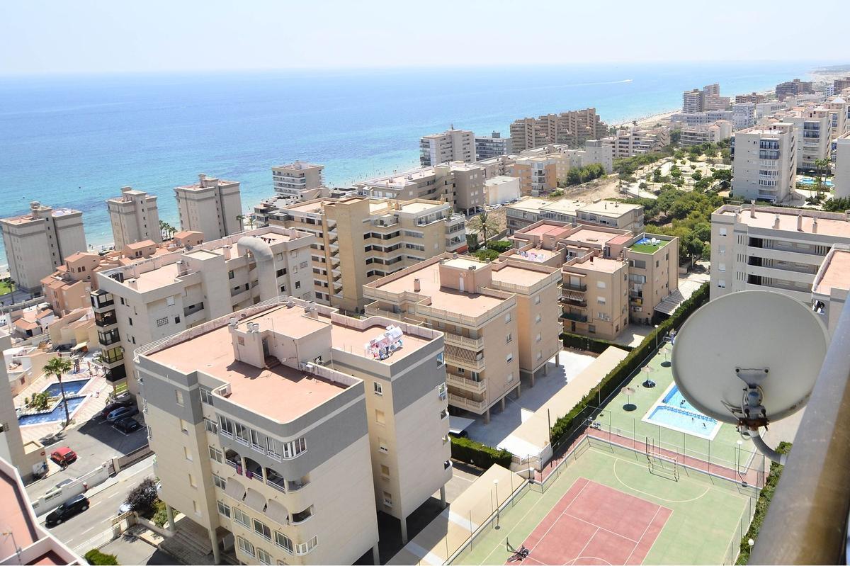 Vista panorámica de viviendas en Arenales del Sol, frente a la playa.