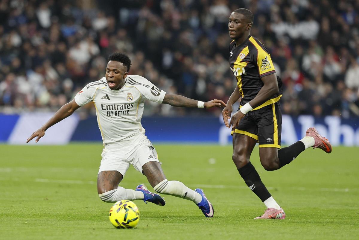 Vinicius simuló varios penaltis ante el Rayo Vallecano