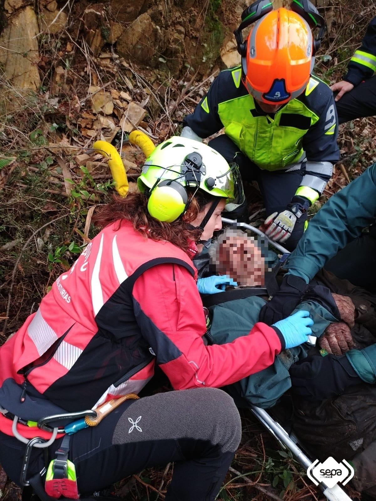 EN IMÁGENES: Así fue el momento en el que localizaron al octogenario desaparecido en Cudillero tras caer en el monte