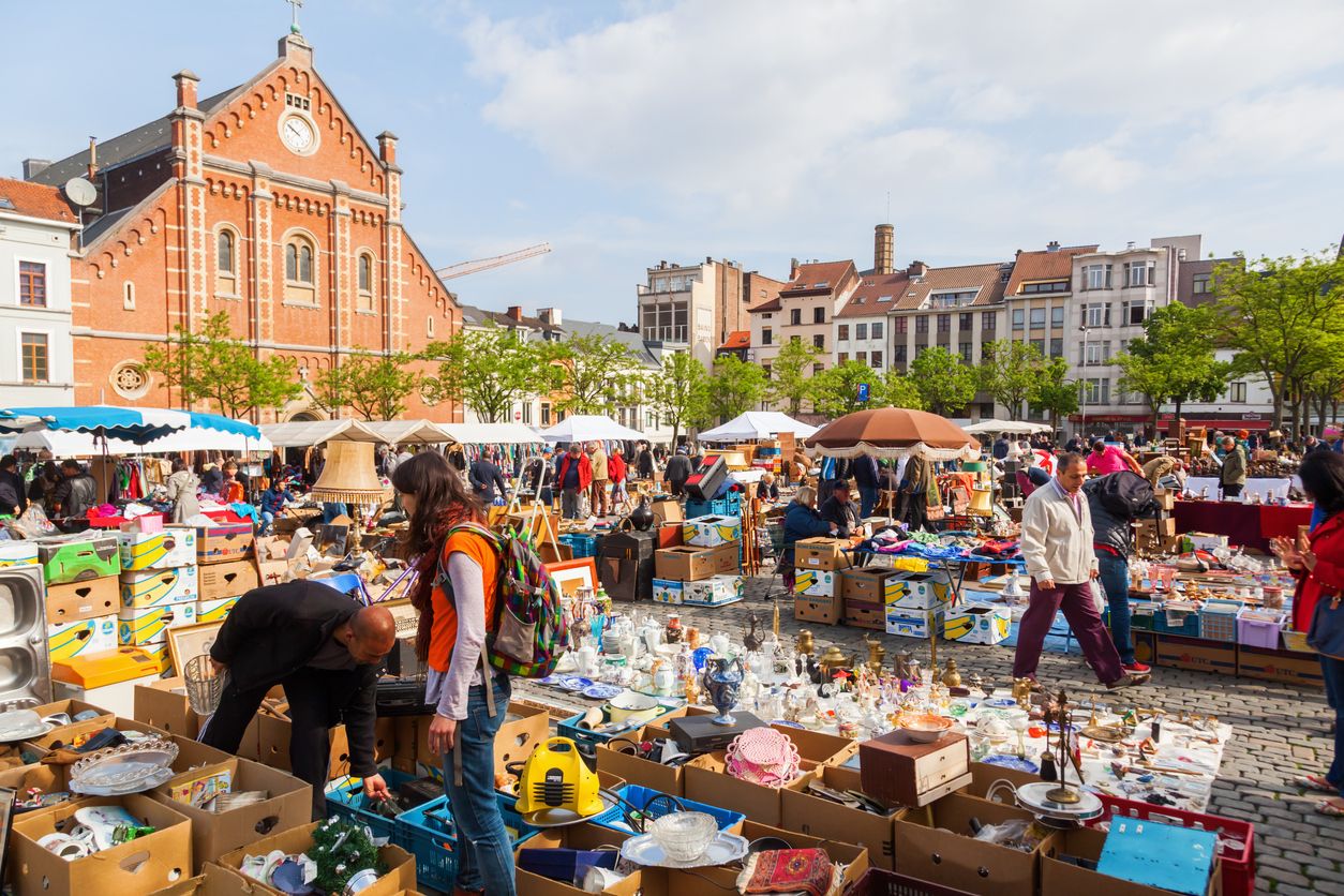 El peculiar mercadillo de antigüedades de Moralles, donde se encuentran también muchos murales de personajes de cómic
