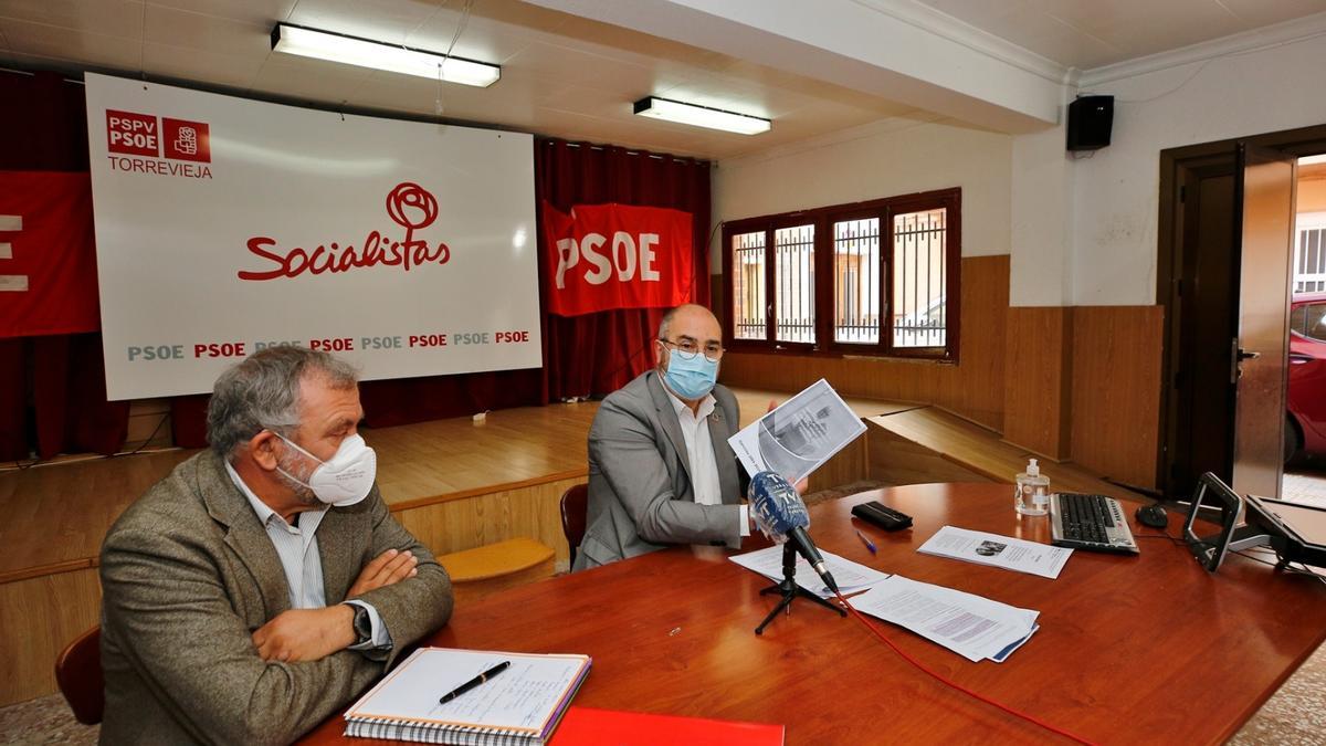 Imagen de la rueda de prensa de Miguel López en  la Casa del Pueblo de Torrevieja