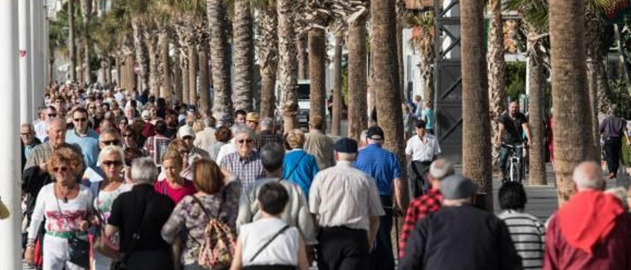 Una imagen del paseo de Levante de Benidorm durante este puente.