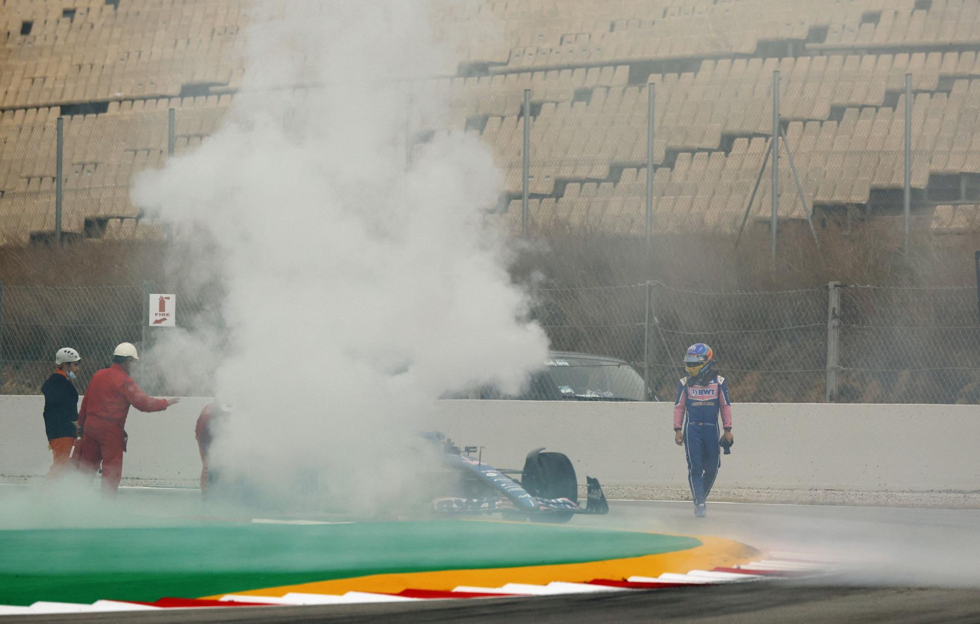 El Alpine de Fernando Alonso en llamas, el Plan se tuerce