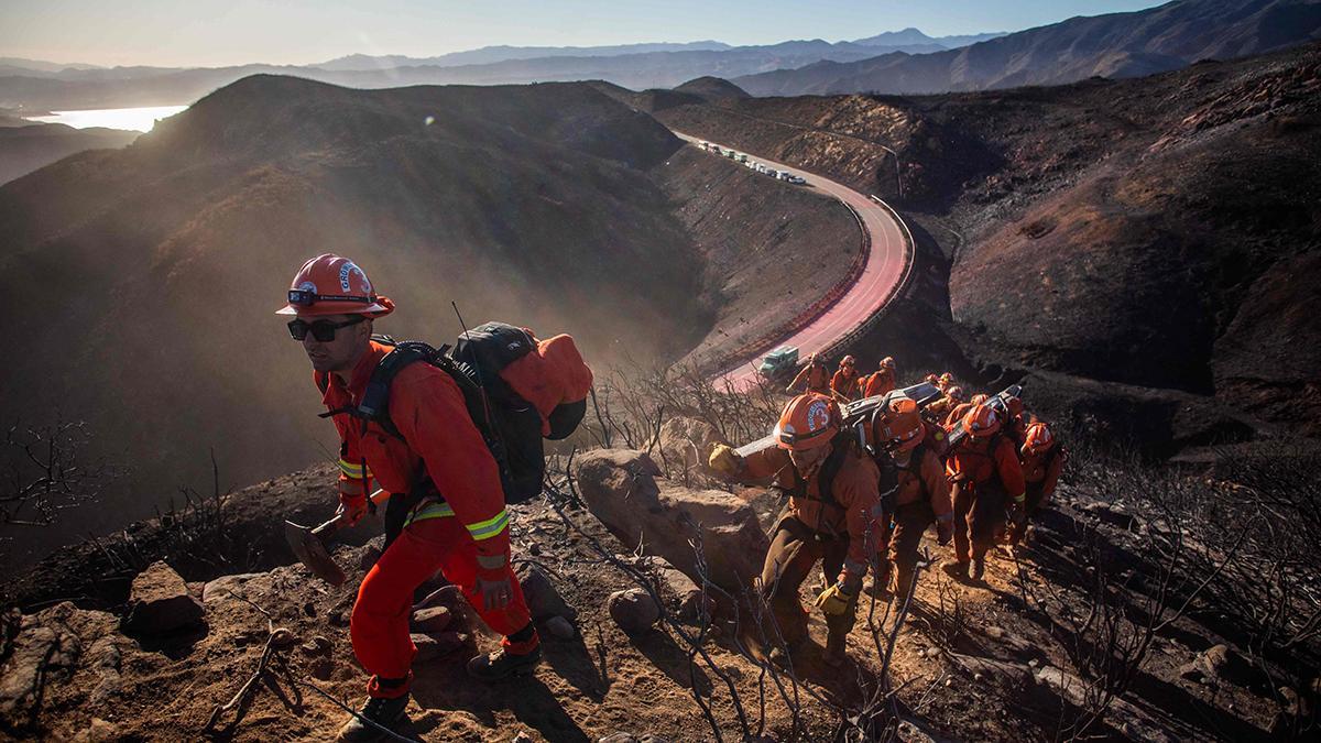 El incendio Hughes en Los Ángeles avanza en plena alerta por fuertes vientos en la zona