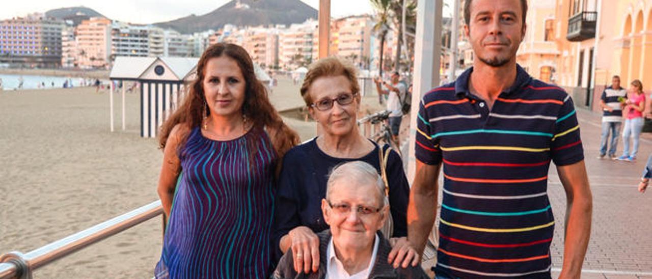 Eduardo y Miguel Ruiz con su familia en Las Canteras.