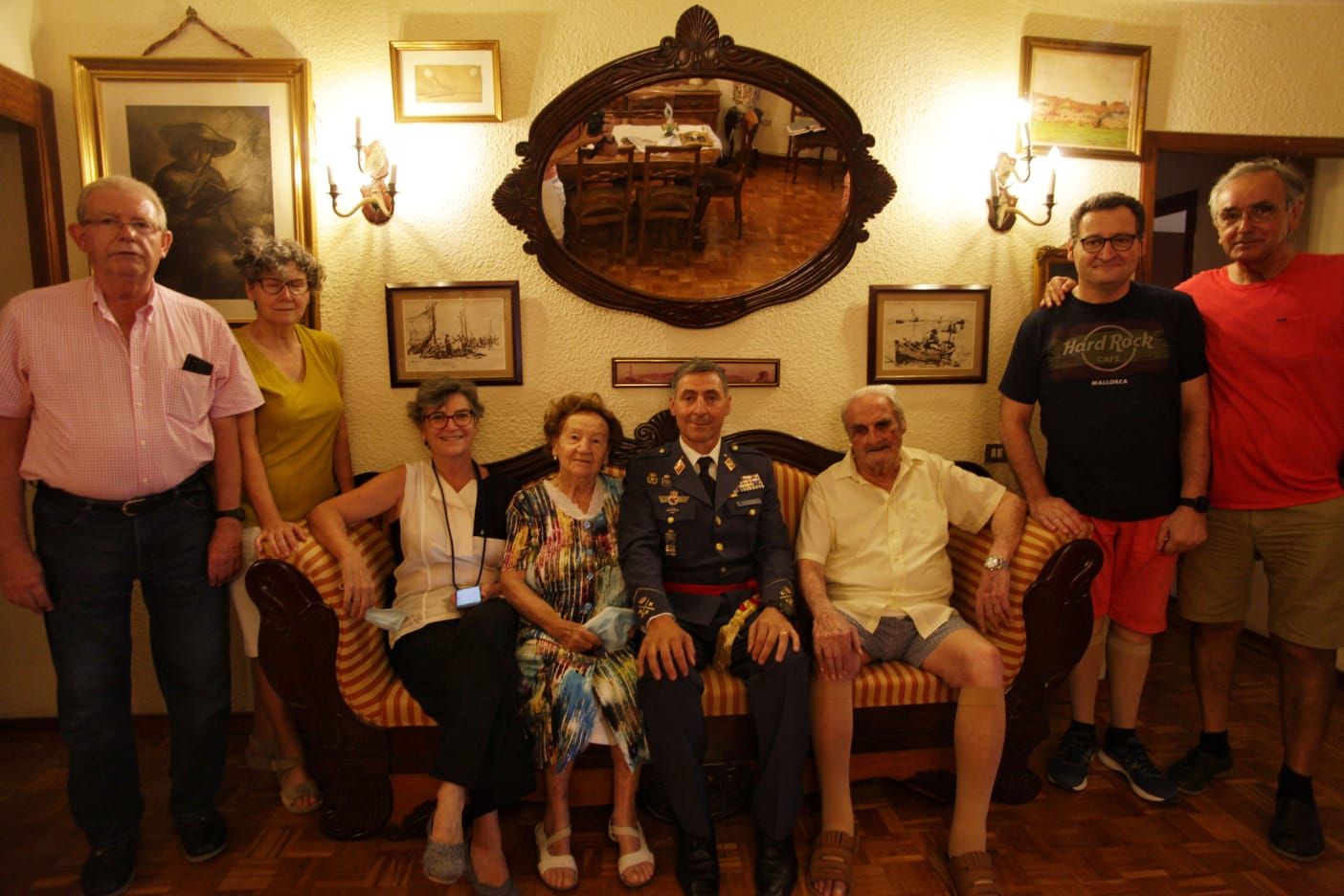 La familia del flamante teniente general, reunida en Castelló este fin de semana.