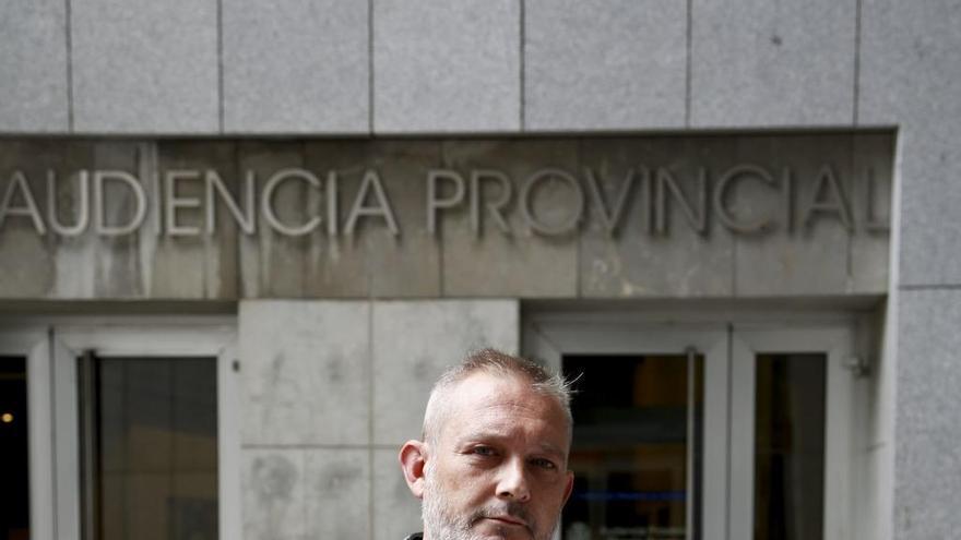 Jorge Fernández Cuesta, a la puerta de la Audiencia Provincial.