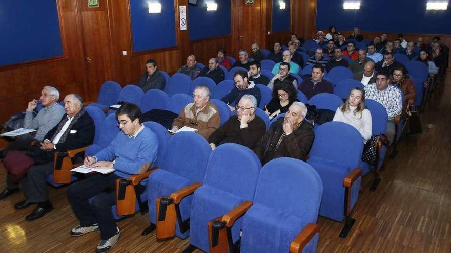 Los armadores y patrones presentes ayer en la sala de conferencias de ARVI. // Alba Villar