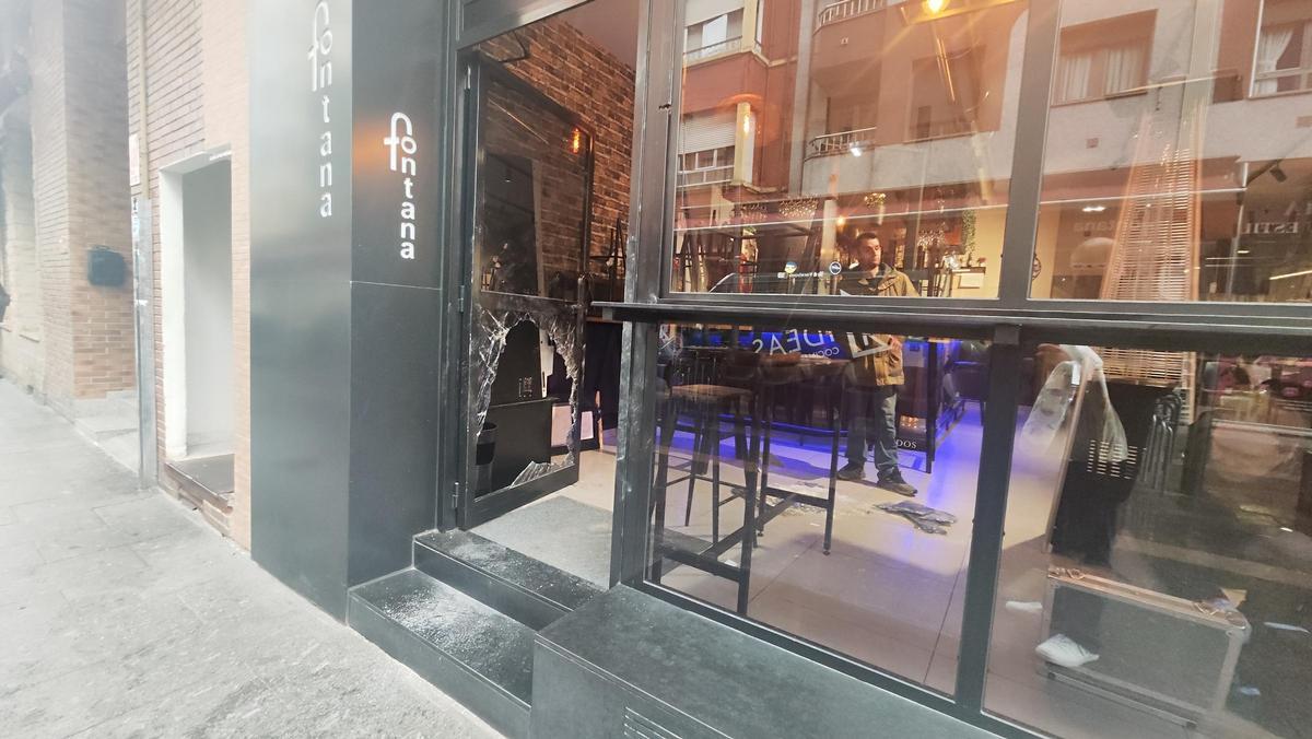 El agujero que hicieron los ladrones en la puerta del local.