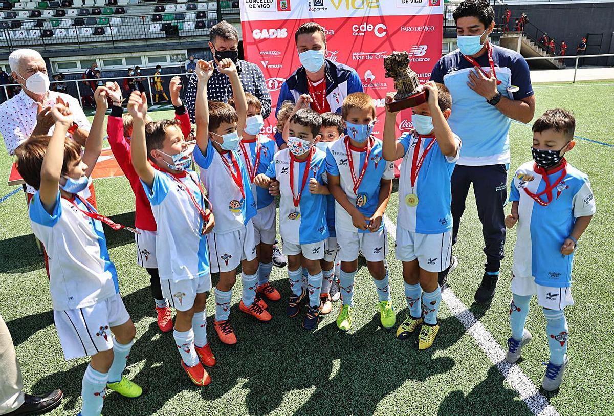 Los jugadores del Celta sub 12levantan el trofeo de campeones. | // ALBA VILLAR