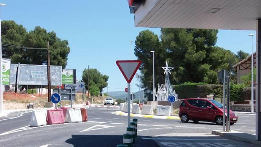 Ibi abre al tráfico la rotonda y recupera la normalidad en el acceso desde Alcoy