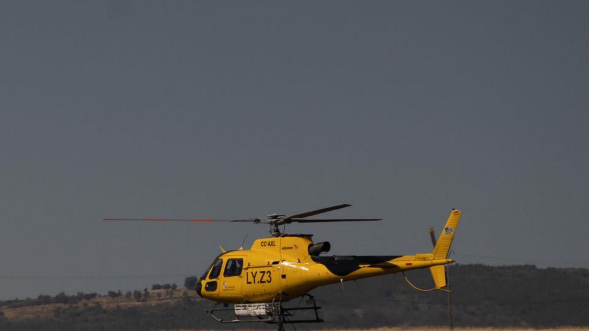 Los helicópteros continúan sobrevolando Losacio para coger agua. | J. L F.