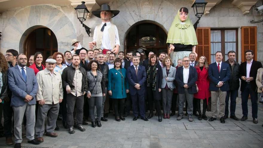 Multitudinaria foto de familia frente al Ayuntamiento