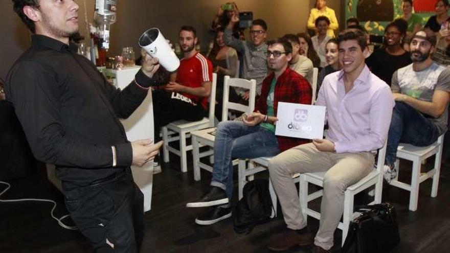 Carlos Abilleira, ayer, en plena acrobacia y el impulsor de la plataforma, Ramón Ruiz, en primer fila (1º por la derecha). // J. Lores