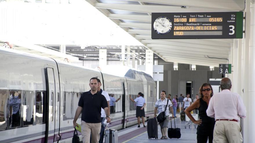 Licitan dos nuevas obras para reducir en tres horas el viaje en tren entre Alicante y Zaragoza