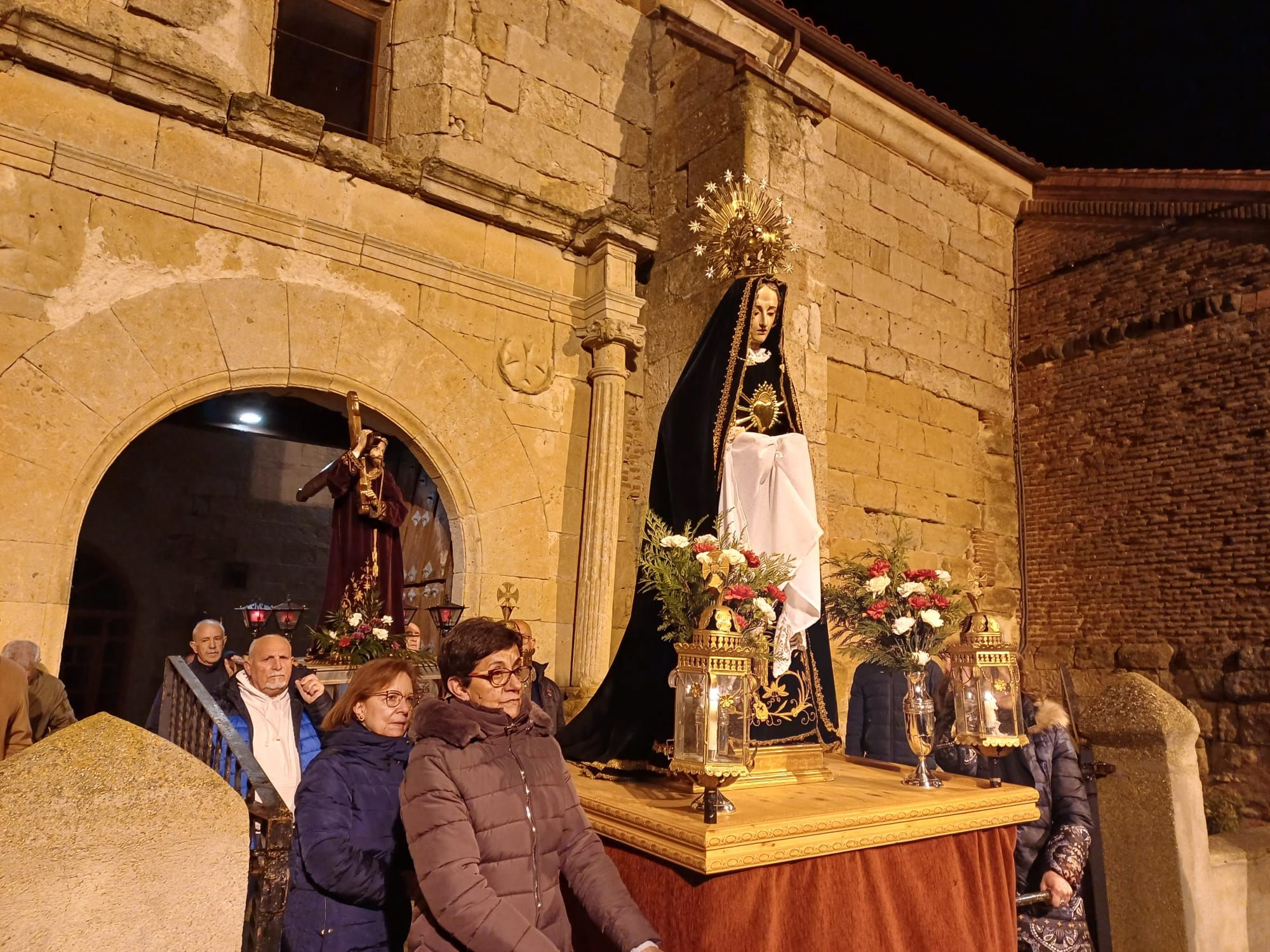 GALERÍA | Jesús Nazareno y la Virgen de los Dolores procesionan en Villaescusa