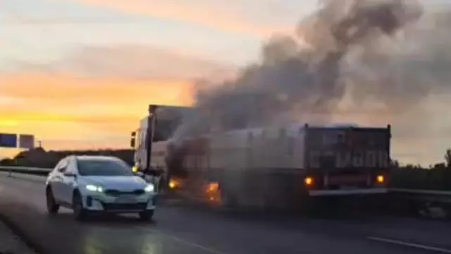 VÍDEO | Un incendio calcina un camión en una zona en obras de la A-5 a la altura de Badajoz