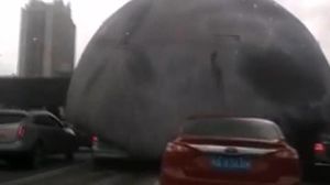 L’arribada del supertifó ha desprès l’inflable gegant amb forma de lluna, que ha passat per sobre de conductors i vianants