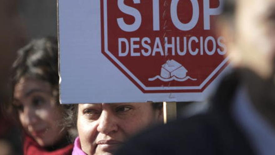 Una mujer protesta contra un desahucio.