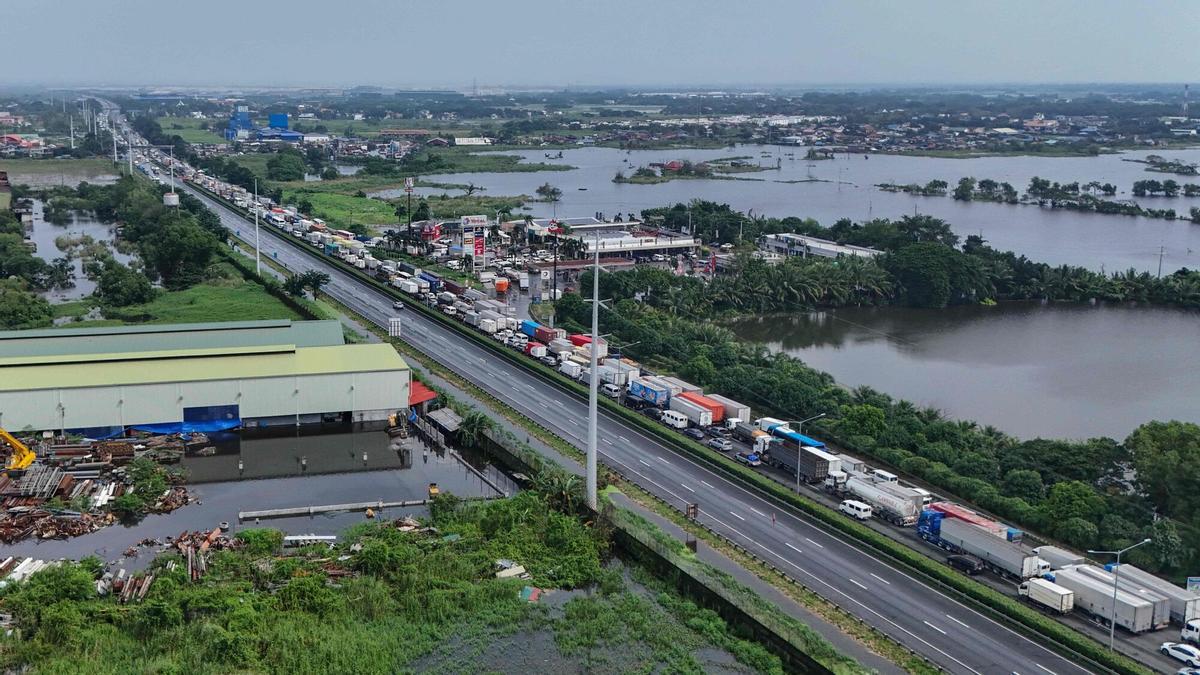 El fuerte tráfico se ve a lo largo de la autopista North Luzon después de que partes de ella se inundaron debido a las fuertes lluvias traídas por el monzón del suroeste en Pampanga el 31 de agosto de 2026. (Foto de Jam STA ROSA / AFP)