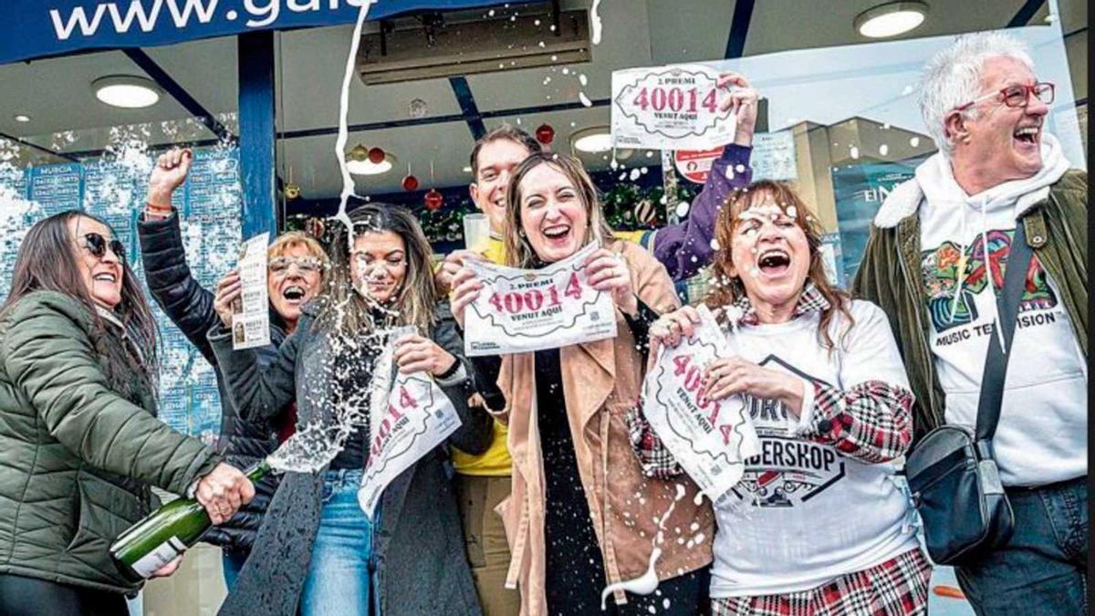 Celebració a l’administració Gaia, a Sant Boi, després d’entregar el segon premi.