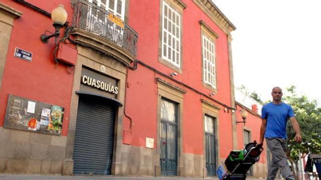 Fachada principal de la casa con el letrero del Cuasquías y el cartel 'Se Vende' esta semana. | santi blanco