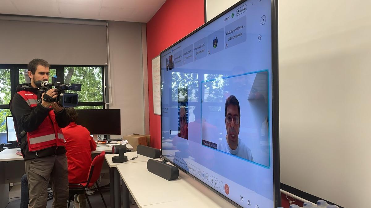 Mazón interviene en el Cecopi por vía telemática desde Alicante, el sábado.