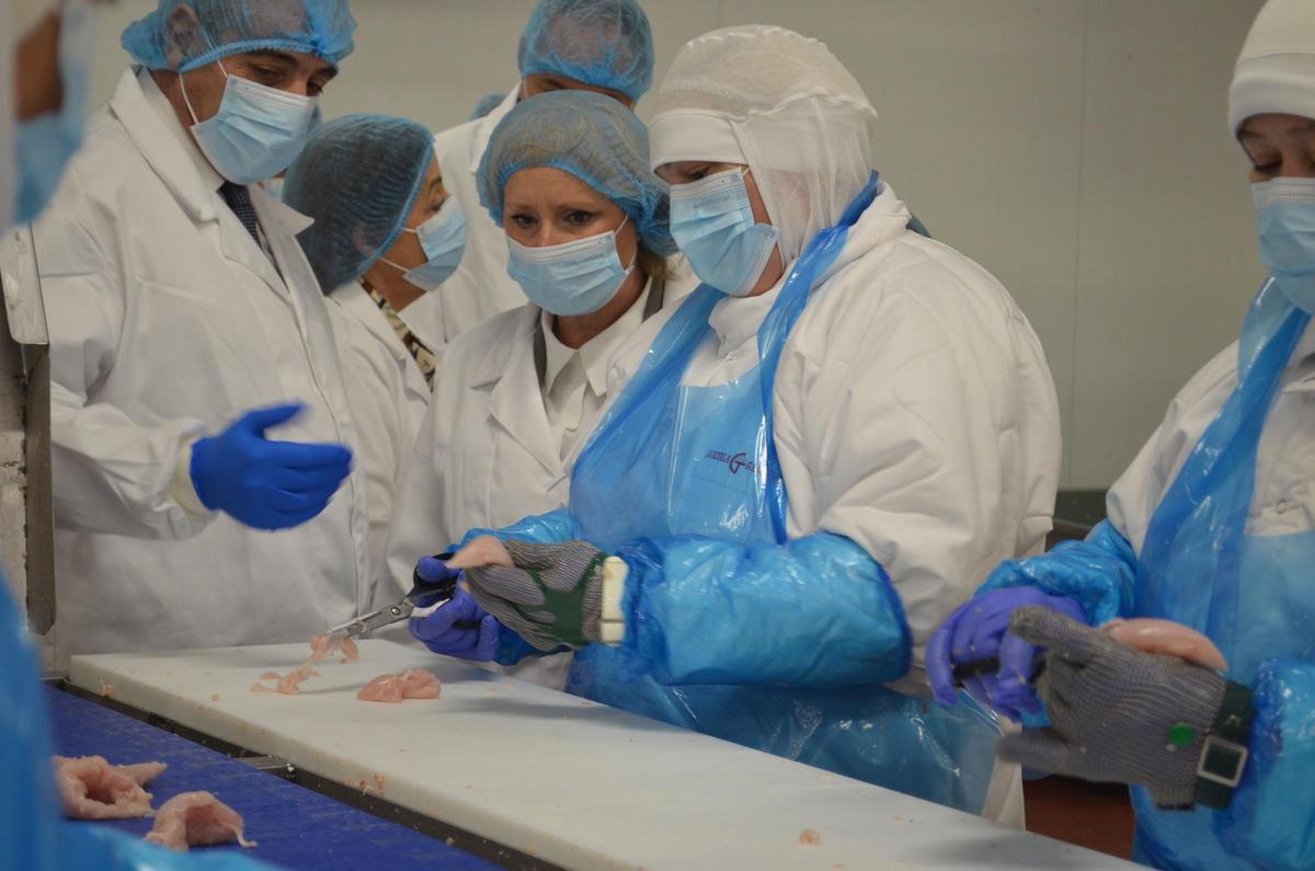 La consejera visita la fábrica de Avícola Galocha.