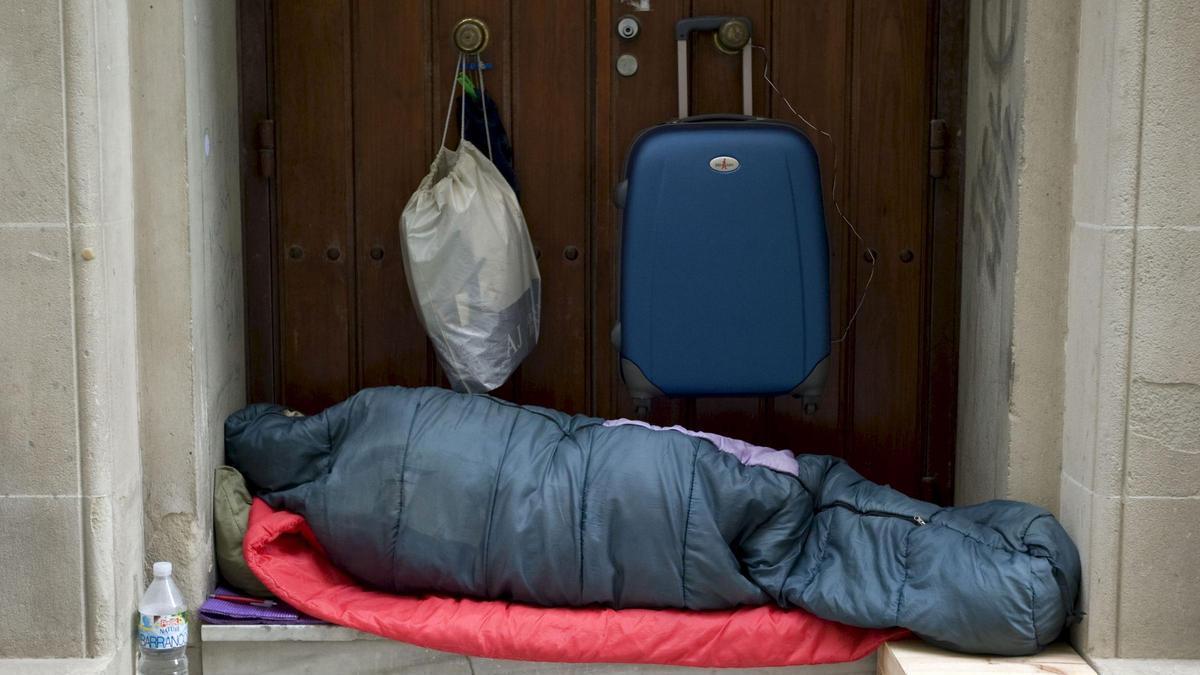 Una persona duerme en la calle.