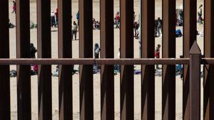 El muro que separa Estados Unidos y México junto a la frontera de El Paso, Texas.