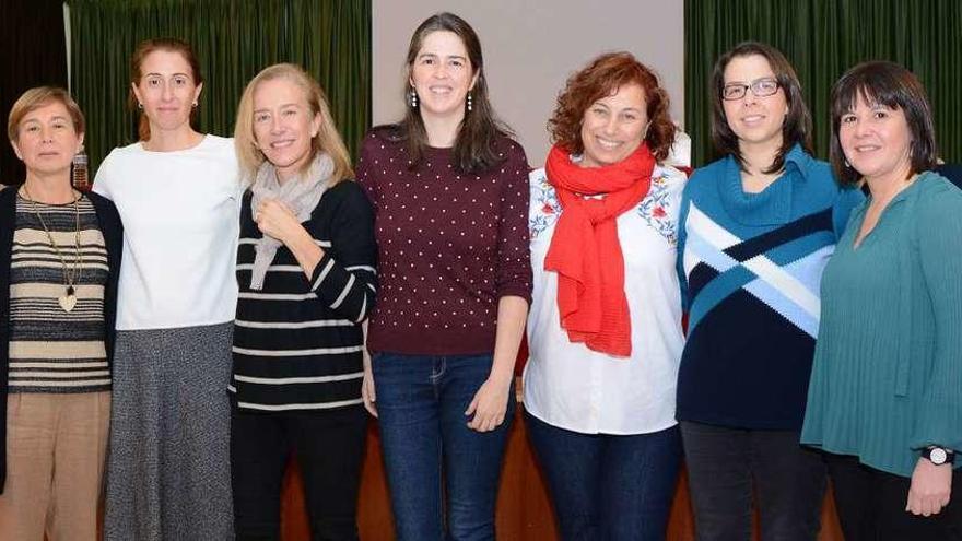 Dos profesoras del instituto Agra do Orzán (izquierda), con Elisa Beceiro, Susana Ladra, Patricia Barciel, Vanesa Valdeiglesias y Cristina Villar, ayer. baúlde/r. a.