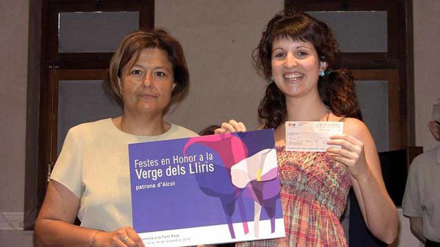 Soraya Sanjuán, a la derecha, recibiendo el premio por diseñar el mejor cartel.