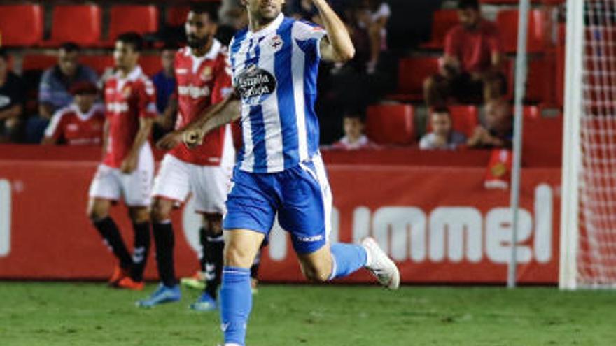 Quique González celebra uno de sus goles ante el Nástic.