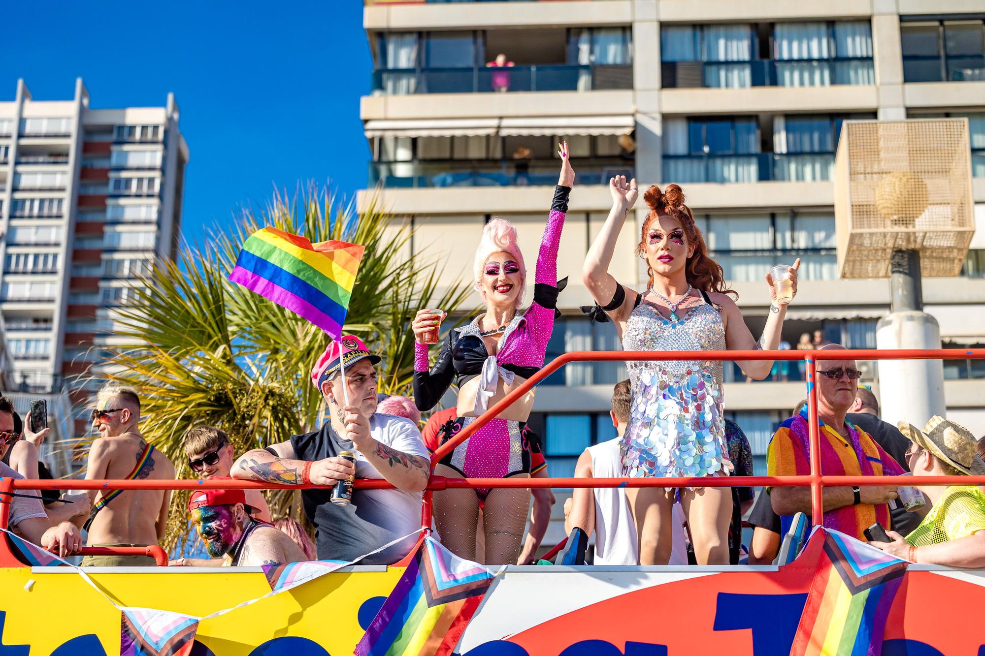 Como en ediciones anteriores, The Parade ha comenzado esta tarde desde el Rincón de Loix, recorriendo el Paseo de la Playa de Levante Levante y un tramo de la avenida Mediterráneo hasta alcanzar el auditorio Julio Iglesias del Parque de l’Aigüera donde se ha continuado la fiesta.