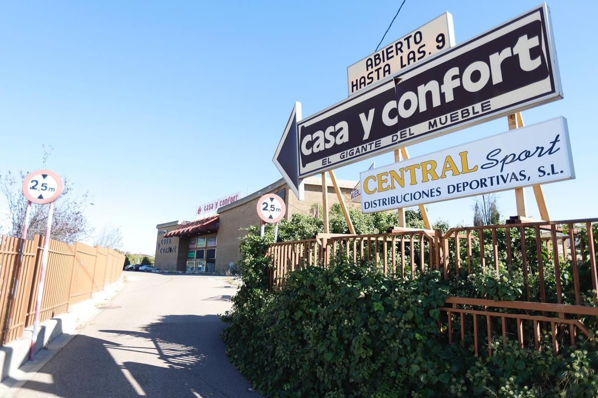 Entrada al inmueble de la antigua Casa y Confort de Zaragoza, donde se construirán 84 viviendas.