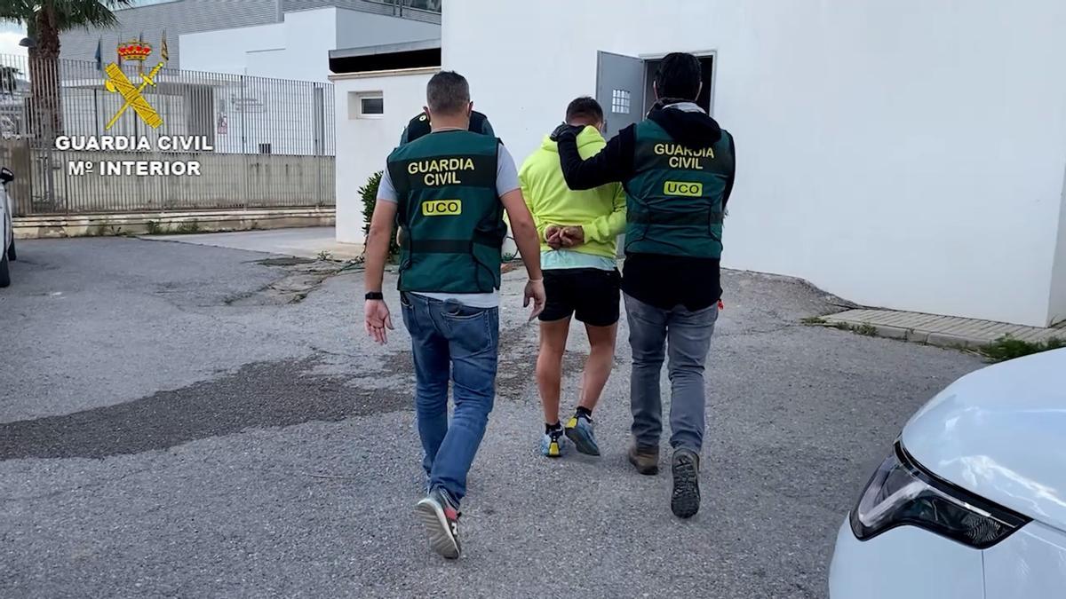 El prófugo detenido en Ibiza es conducido por los agentes a dependencias policiales.