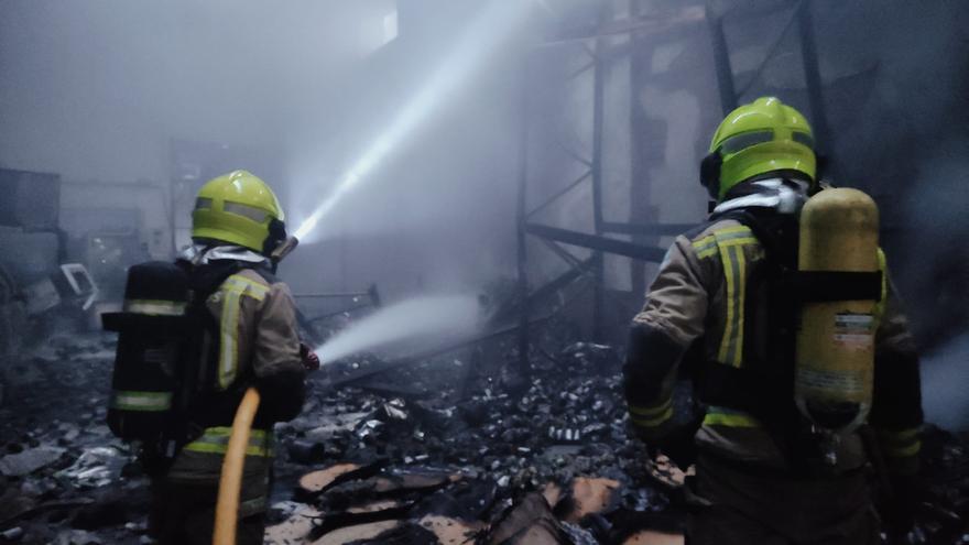 El fuego en Acenorca, controlado, pero todavía sin extinguir