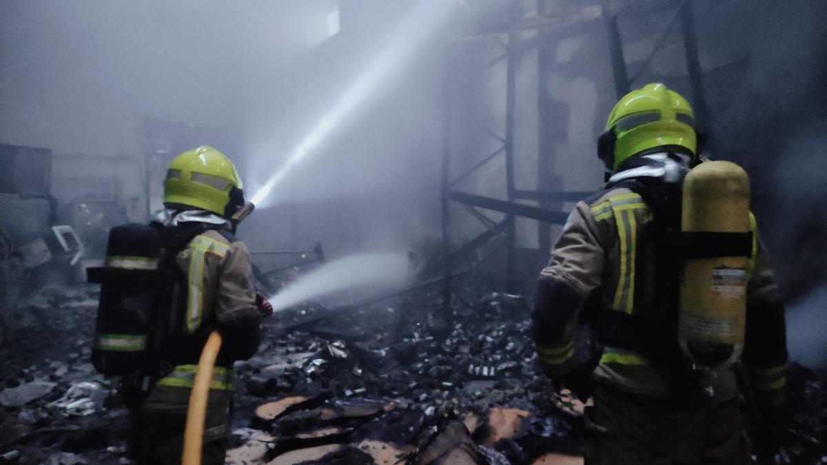VÍDEO | El interior de Acenorca, aceitunera de Montehermoso, en llamas