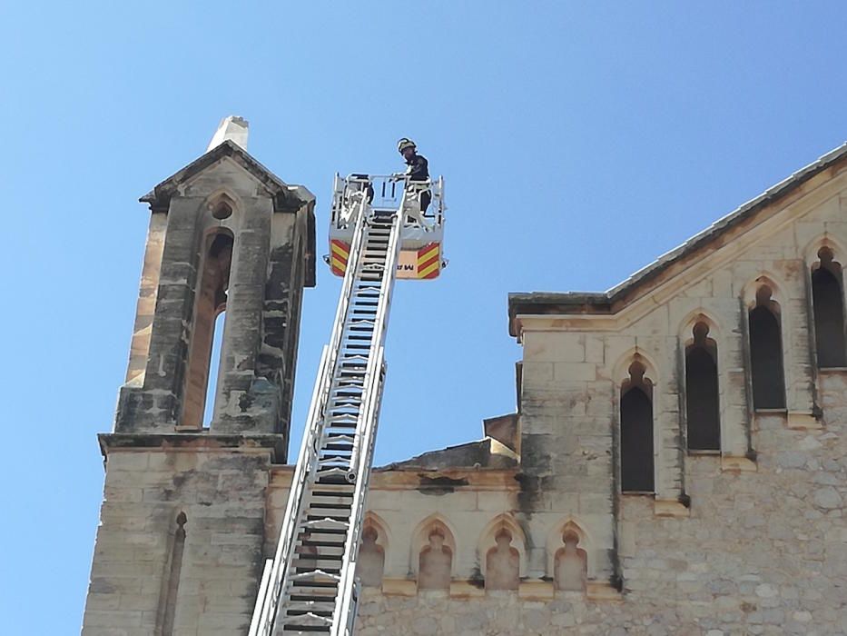 Un rayo destruye un torreón de la iglesia parroquial de Artà