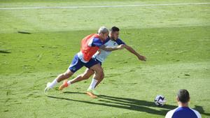 Griezmann (i) y Koke (d), durante el entrenamiento de este sábado. EFE/ Victor Lerena