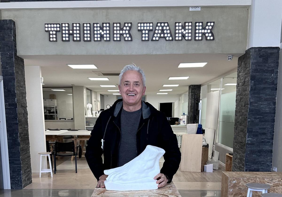 Schulbegründer Diego González in seinem Think-Tank