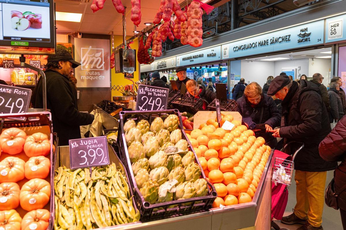 En imágenes | Llenazo en el Mercado Central para las últimas compras antes de Navidad