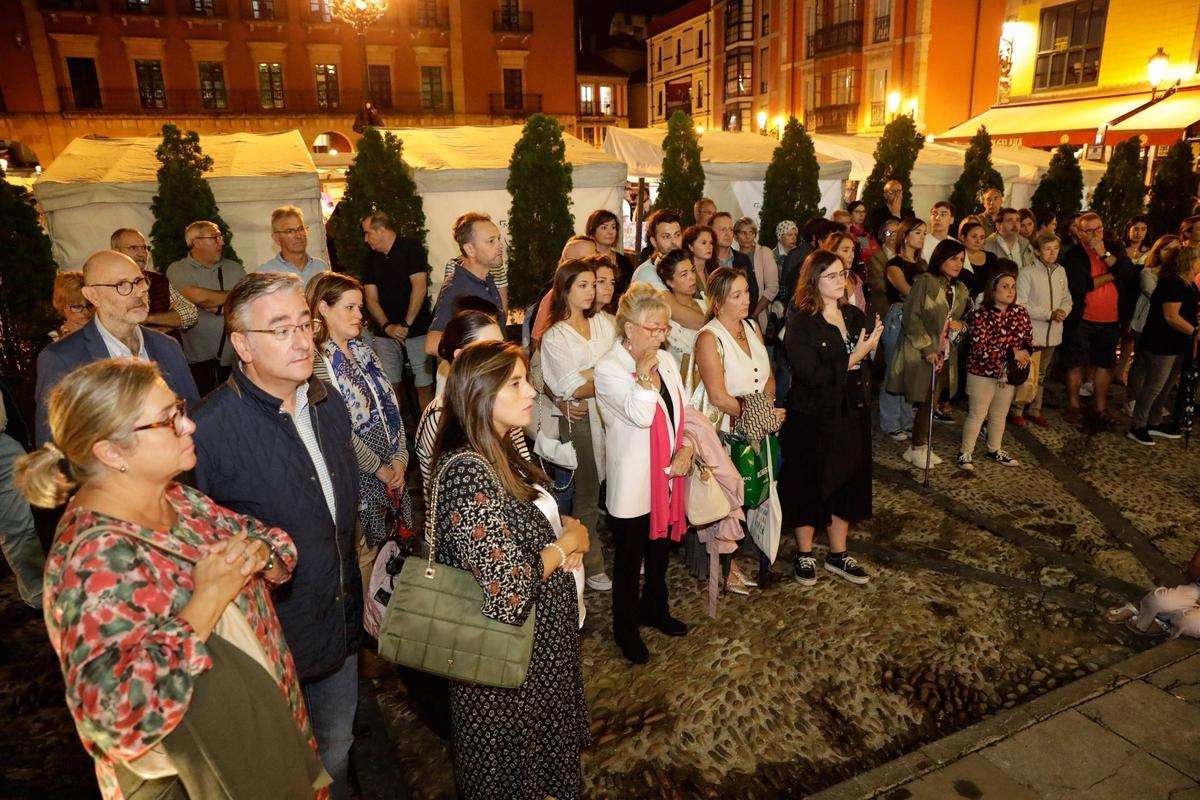 Lectura del manifiesto en la plaza Mayor de Gijón de las afectadas de cáncer de mama metastásico