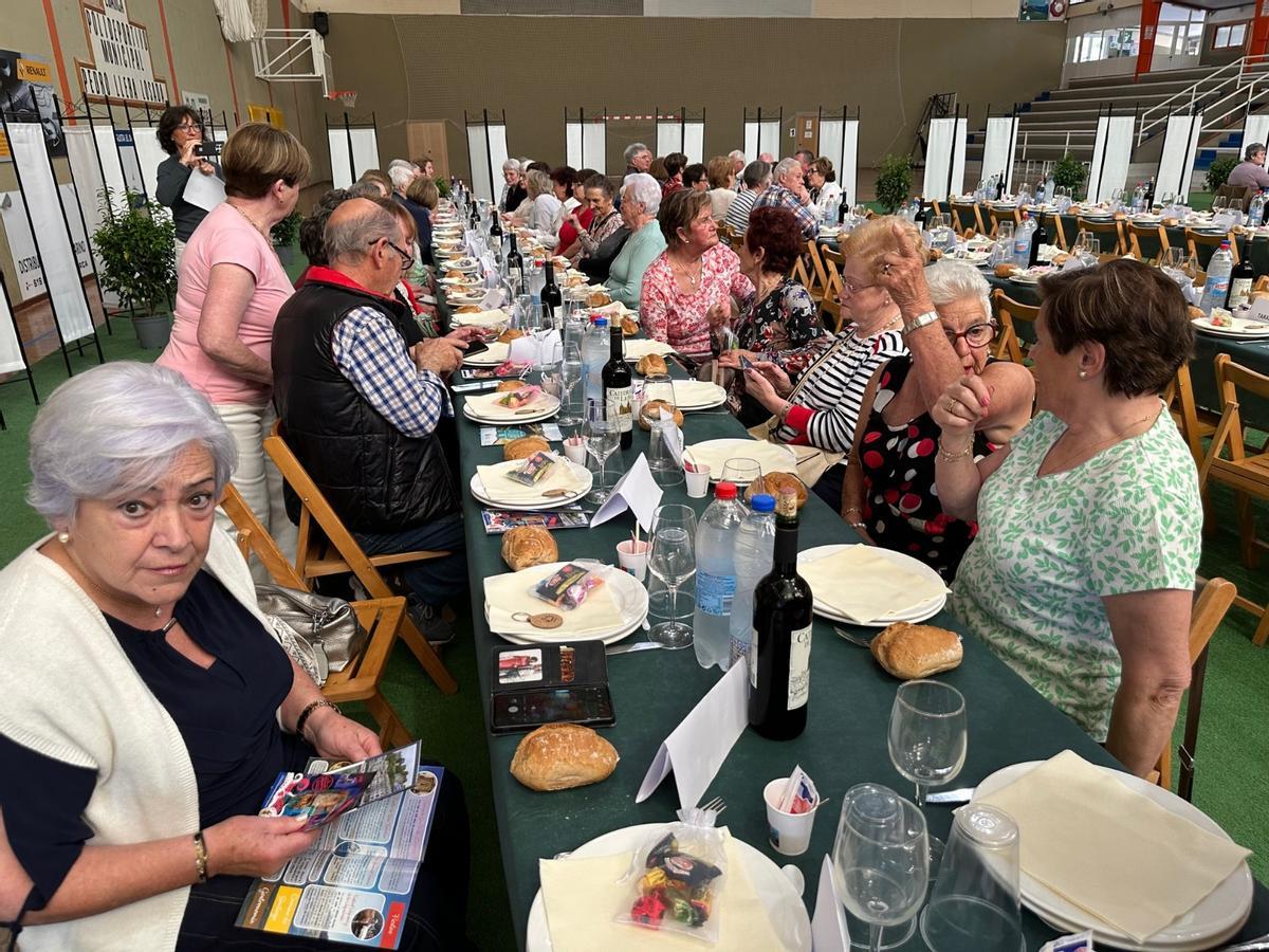 En imágenes: más de 200 personas se reúnen en Luarca gracias al programa Rompiendo Distancias