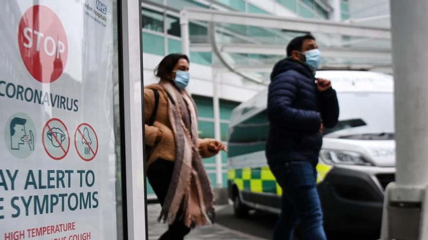 Un cartel alerta sobre los síntomas del coronavirus junto a un hospital londinense.