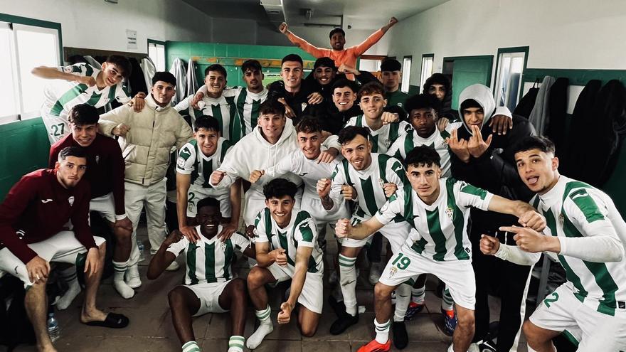 Los futbolistas del Córdoba CF B celebran su victoria ante el Atlético Espeleño.