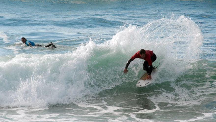 El surf en A Lanzada forma parte del turismo sostenible en Rías Baixas.