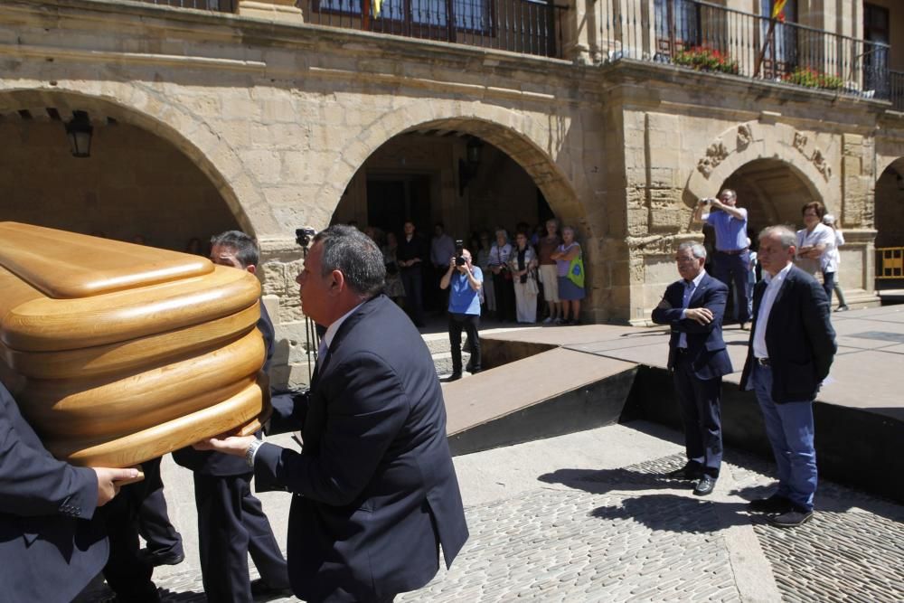 Cientos de personas despiden a Gustavo Bueno en su ciudad natal, Santo Domingo de la Calzada, en La Rioja