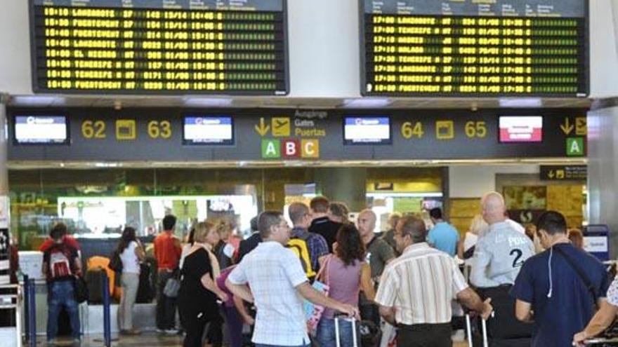 Pasajeros esperan a embarcar en un vuelo en la Terminal Nacional del aeropuerto de Gran Canaria.  i LA PROVINCIA/DLP